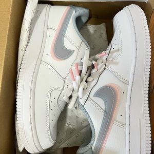 Nike Air Force 1 LV8
Double Swoosh. Kids. Size 2,5